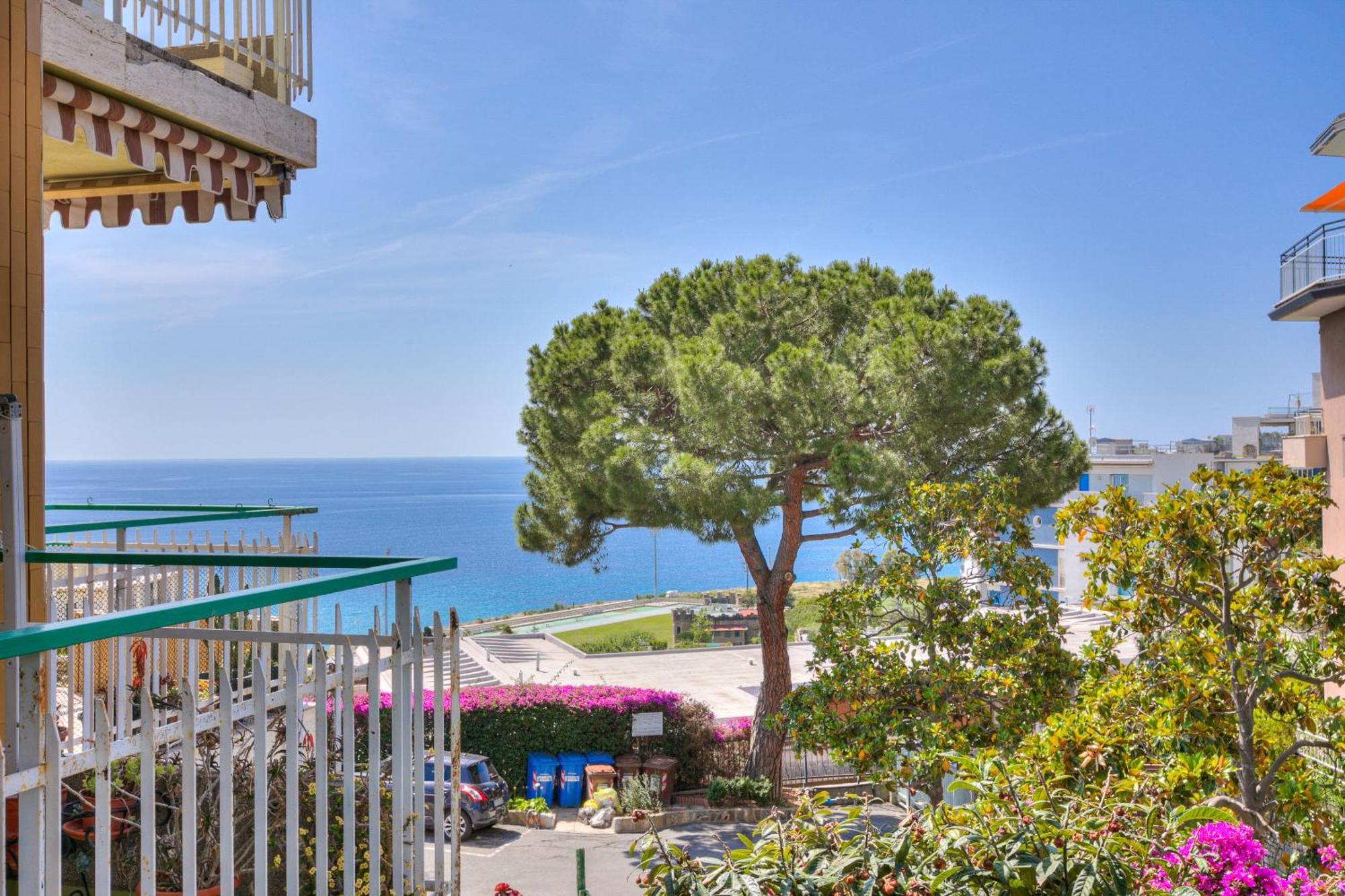 Casa Emma With Sea Glimpse - Happy Rentals Sanremo Bagian luar foto
