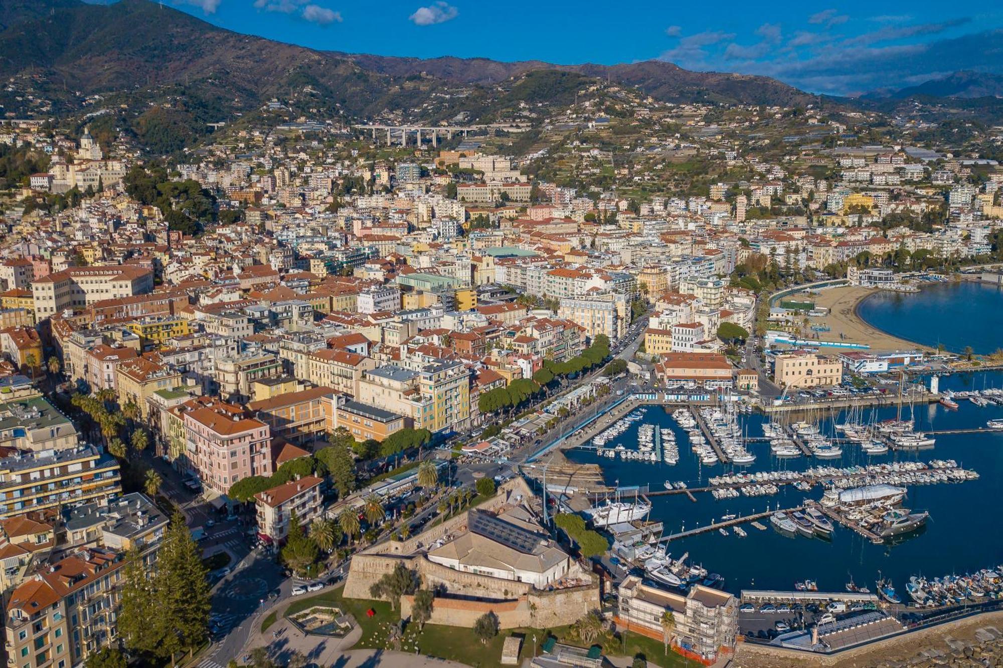 Casa Emma With Sea Glimpse - Happy Rentals Sanremo Bagian luar foto
